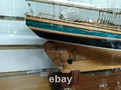 Bluenose II Wood Ship Schooner Model With Stand & Display Case Local Pickup Only