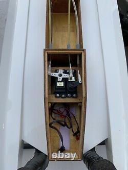 Vintage Dumas Hotshot Hydro Model Boat With A K&B 3.5 Competition Tunnel Hull