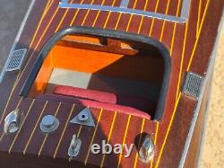 1949 CHRIS CRAFT BATEAU DE COURSE EN BOIS À 2 COCKPITS MODÈLE 29 AVEC SOCLE