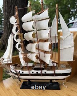 3 Bateaux en bois/tissu
