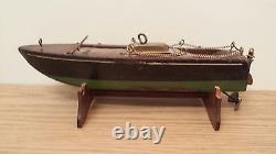 Ancien modèle de bateau à moteur à remontage de clé: Vedette à moteur à remontage de clé, jouet
