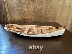 Bateau à rames en bois / modèle de skiff à rames