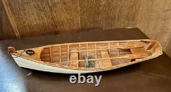 Bateau à rames en bois / modèle de skiff à rames