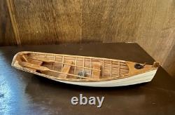 Bateau à rames en bois / modèle de skiff à rames