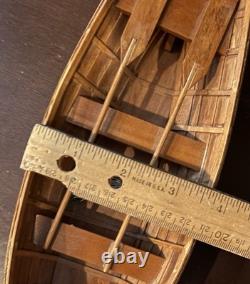 Bateau à rames en bois / modèle de skiff à rames