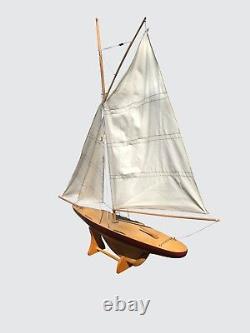 Bateau à voile sloop de modélisme vintage pour collectionneurs nautiques ou maritimes