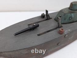 Bateau de guerre en bois antique d'art populaire, navire de l'armée, jouets primitifs, marine, unique en son genre.