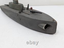 Bateau de guerre en bois antique d'art populaire, navire de l'armée, jouets primitifs, marine, unique en son genre.