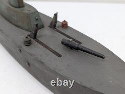 Bateau de guerre en bois antique d'art populaire, navire de l'armée, jouets primitifs, marine, unique en son genre.