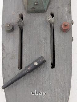 Bateau de guerre en bois antique d'art populaire, navire de l'armée, jouets primitifs, marine, unique en son genre.