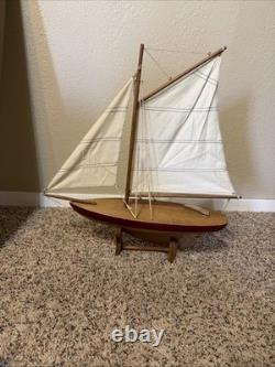 Bateau de modélisme vintage sloop à voile pour collectionneurs nautiques ou maritimes