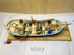 Bateau de pêche en bois miniature flottant sur la mer - Kit de maquette de bateau artisanal
