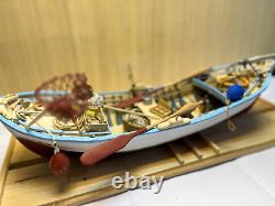 Bateau de pêche en bois miniature flottant sur la mer - Kit de maquette de bateau artisanal