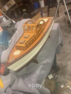 Bateau de vitesse en bois de style Nautique Chris Craft vintage en excellent état