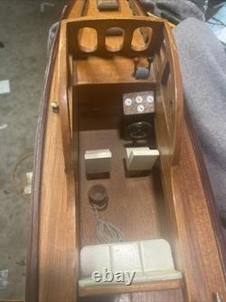 Bateau de vitesse en bois de style Nautique Chris Craft vintage en excellent état