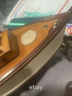 Bateau de vitesse en bois de style Nautique Chris Craft vintage en excellent état