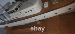 Bateau électrique en bois modèle du milieu du 20ème siècle
