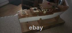 Bateau électrique en bois vintage du milieu du XXe siècle.