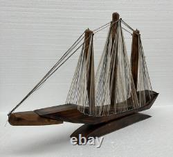 Bateau en bois fait main vintage MCM 31 art de la ficelle nautique modèle de voilier