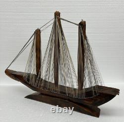 Bateau en bois fait main vintage MCM 31 art de la ficelle nautique modèle de voilier