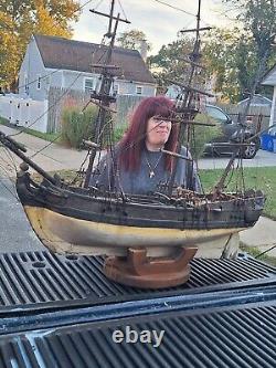 Bateau modèle ancien. Sculpté à la main, milieu des années 1800. S