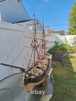 Bateau modèle ancien. Sculpté à la main, milieu des années 1800. S