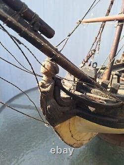 Bateau modèle ancien. Sculpté à la main, milieu des années 1800. S
