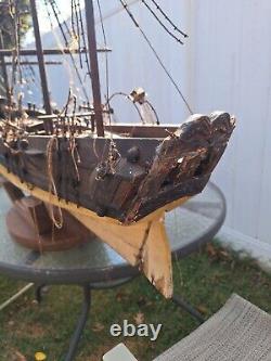 Bateau modèle ancien. Sculpté à la main, milieu des années 1800. S