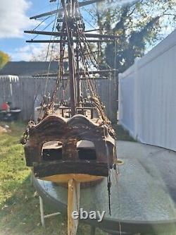 Bateau modèle ancien. Sculpté à la main, milieu des années 1800. S