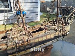 Bateau modèle ancien. Sculpté à la main, milieu des années 1800. S