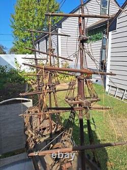 Bateau modèle ancien. Sculpté à la main, milieu des années 1800. S