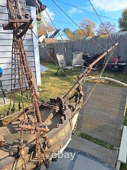 Bateau modèle ancien. Sculpté à la main, milieu des années 1800. S
