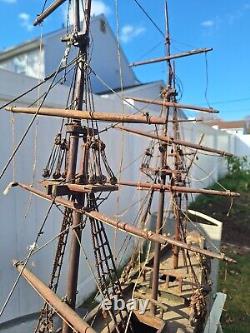 Bateau modèle ancien. Sculpté à la main, milieu des années 1800. S