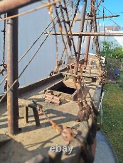 Bateau modèle ancien. Sculpté à la main, milieu des années 1800. S