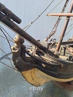 Bateau modèle ancien. Sculpté à la main, milieu des années 1800. S