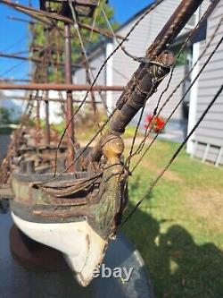 Bateau modèle ancien. Sculpté à la main, milieu des années 1800. S