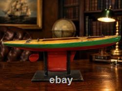 Bateau modèle de yacht à voile ancien c. 1890-1920, 31 accessoires en laiton avec support