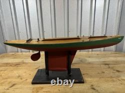 Bateau modèle de yacht à voile ancien c. 1890-1920, 31 accessoires en laiton avec support