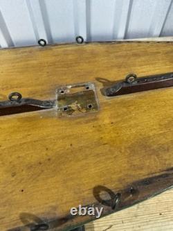 Bateau modèle de yacht à voile ancien c. 1890-1920, 31 accessoires en laiton avec support