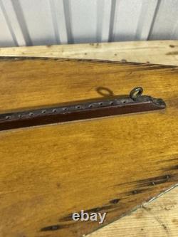 Bateau modèle de yacht à voile ancien c. 1890-1920, 31 accessoires en laiton avec support