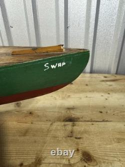 Bateau modèle de yacht à voile ancien c. 1890-1920, 31 accessoires en laiton avec support