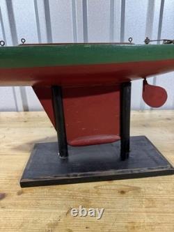 Bateau modèle de yacht à voile ancien c. 1890-1920, 31 accessoires en laiton avec support