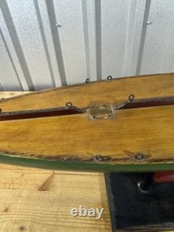 Bateau modèle de yacht à voile ancien c. 1890-1920, 31 accessoires en laiton avec support