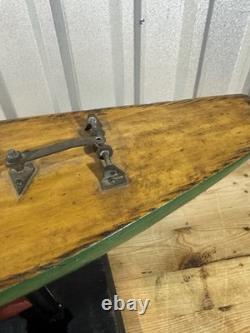 Bateau modèle de yacht à voile ancien c. 1890-1920, 31 accessoires en laiton avec support