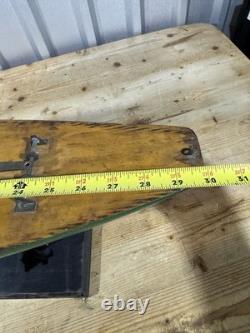 Bateau modèle de yacht à voile ancien c. 1890-1920, 31 accessoires en laiton avec support