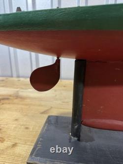 Bateau modèle de yacht à voile ancien c. 1890-1920, 31 accessoires en laiton avec support