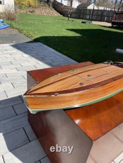 Bateau modèle en bois à l’échelle, speed boat runabout Gar Wood Speedster 1934 entièrement construit