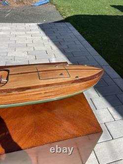 Bateau modèle en bois à l’échelle, speed boat runabout Gar Wood Speedster 1934 entièrement construit Bateau modèle en bois à l’échelle, speed boat runabout Gar Wood Speedster 1934 entièrement construit