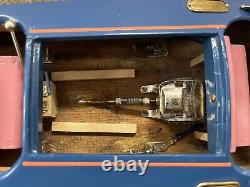 Bateau-modèle en bois vintage rare bleu et rouge fabriqué au Japon, fonctionnant sur batterie.