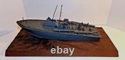 Bateau-torpilleur PT vintage des années 1940 sur une vague, modèle en bois d'art populaire de la Seconde Guerre mondiale